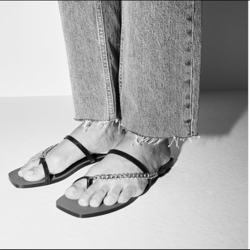 FLAT LEATHER SANDALS WITH CHAIN